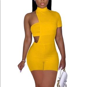 Quita Side Cut Short Set